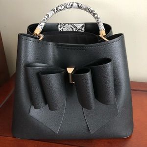 Black handbag with bow detail.🎀